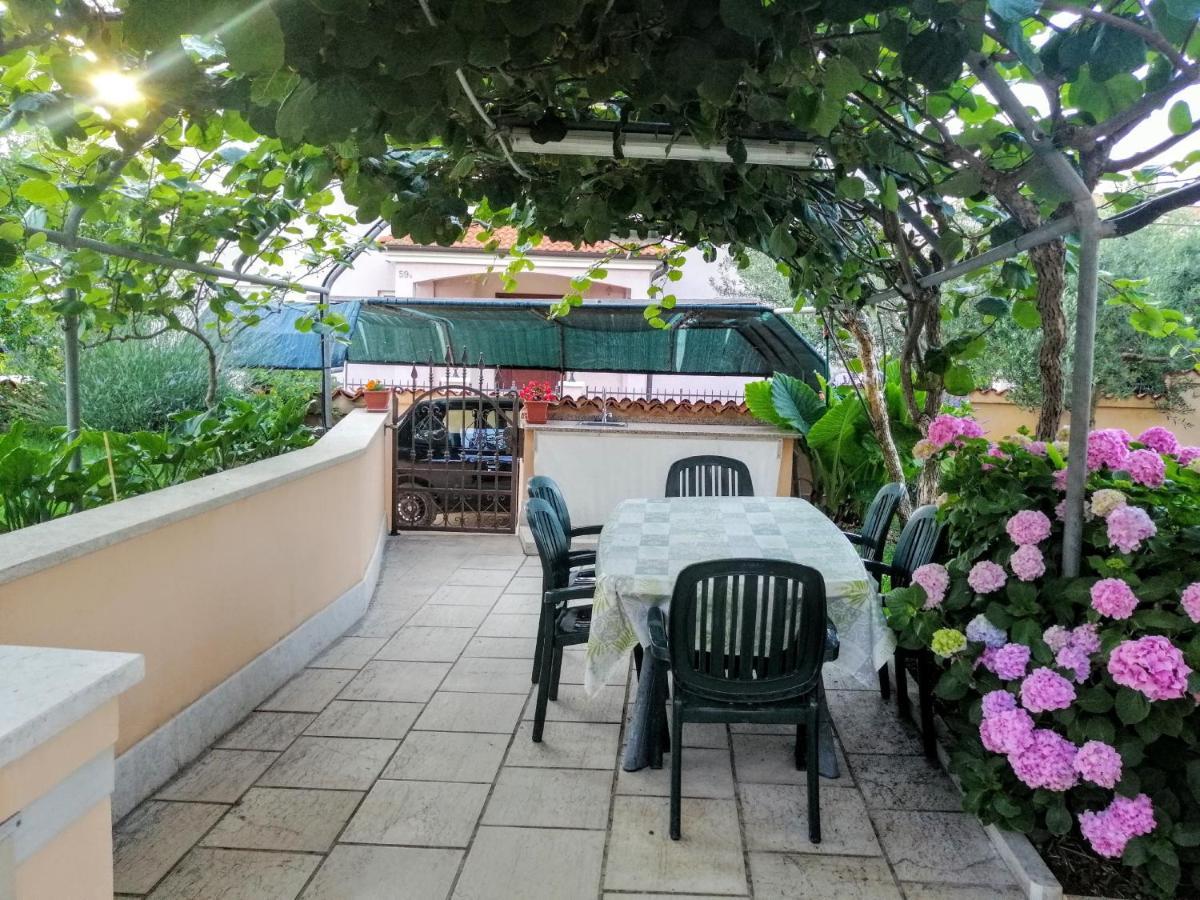 Apartman 100M2, Full Opremljen, Privatni Parking. Pula Buitenkant foto