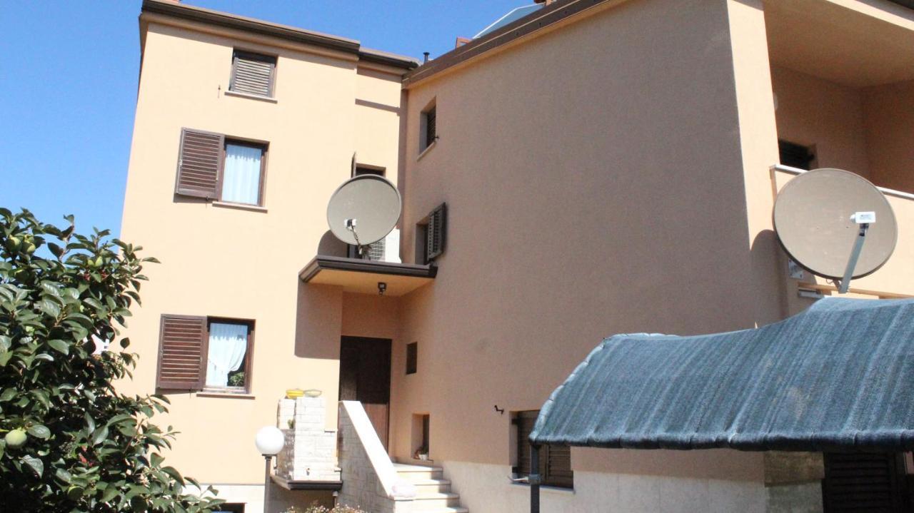 Apartman 100M2, Full Opremljen, Privatni Parking. Pula Buitenkant foto