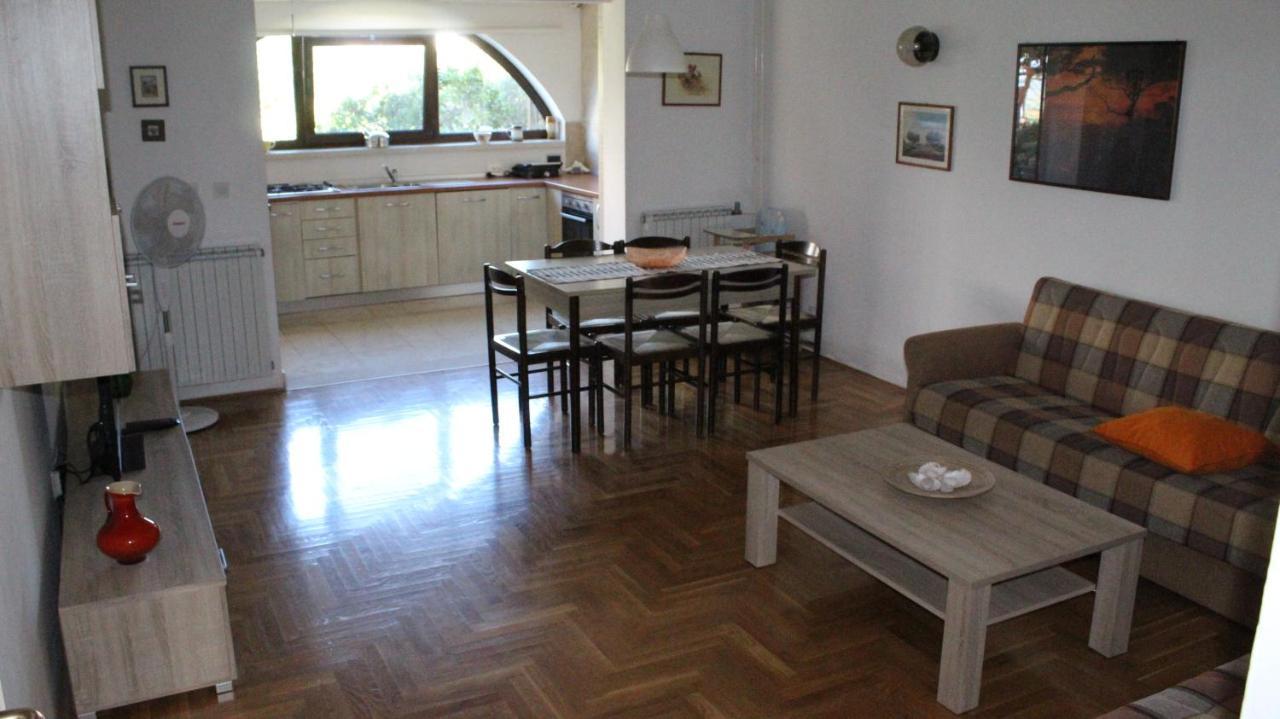Apartman 100M2, Full Opremljen, Privatni Parking. Pula Buitenkant foto