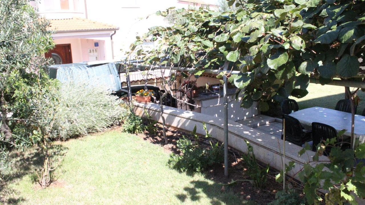 Apartman 100M2, Full Opremljen, Privatni Parking. Pula Buitenkant foto
