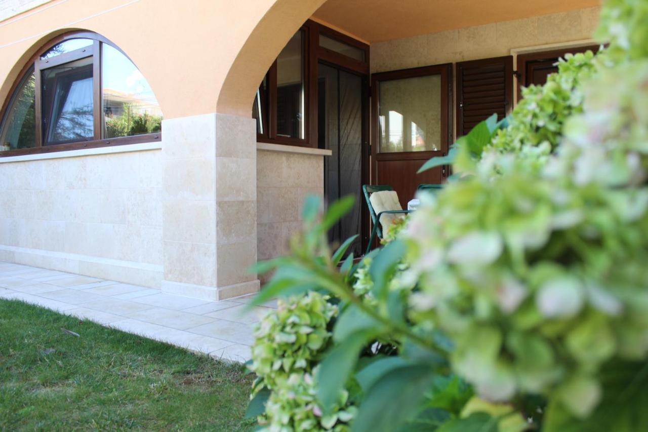 Apartman 100M2, Full Opremljen, Privatni Parking. Pula Buitenkant foto